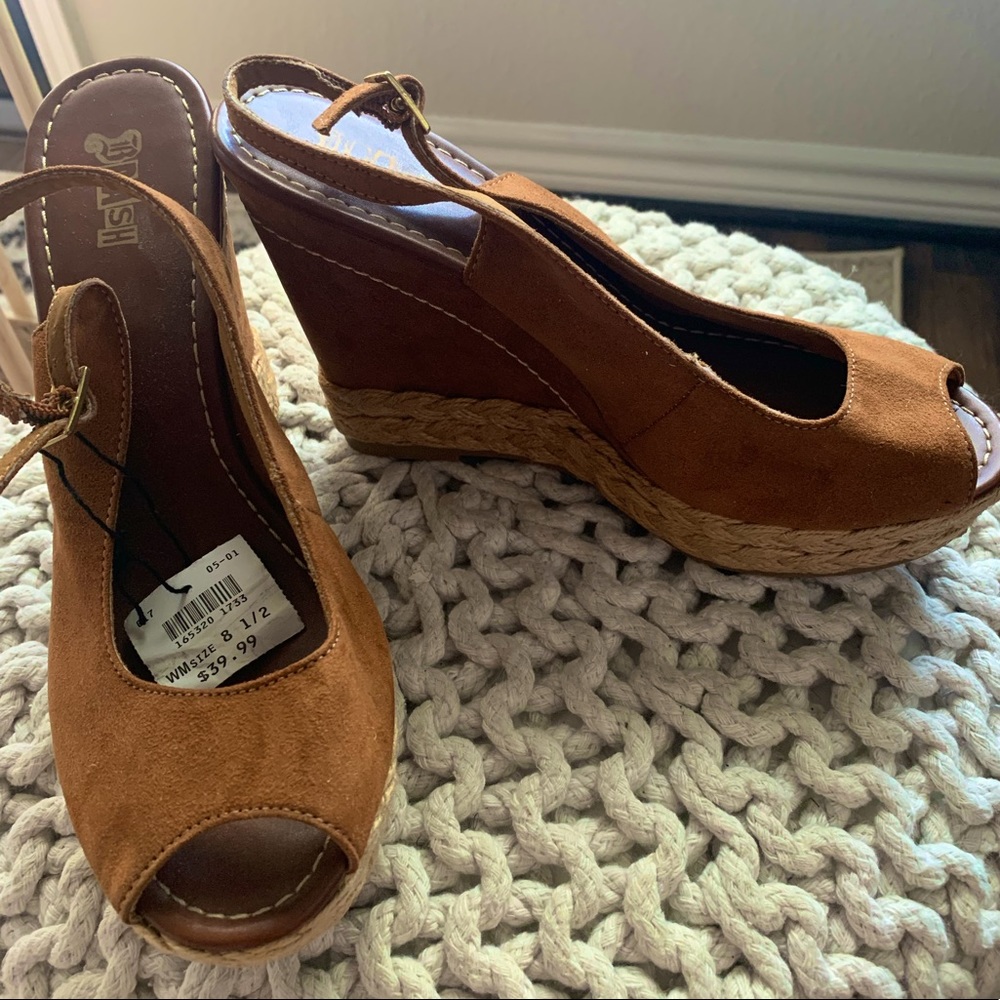 CASUAL SUEDE WEDGES